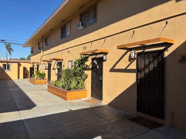 More Photos Of 437-443 W Valencia Dr, Fullerton Apartments For Sale