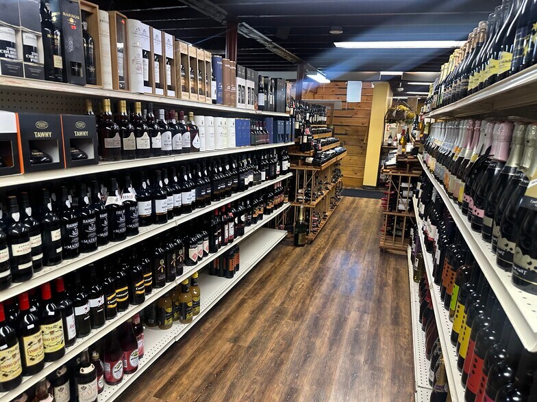 More Photos Of 127 Dartmouth St, New Bedford Storefront For Sale