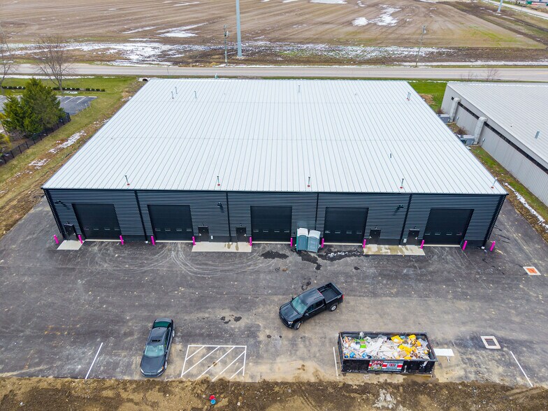 More Photos Of 7710 Corporate Blvd, Plain City Flex For Lease