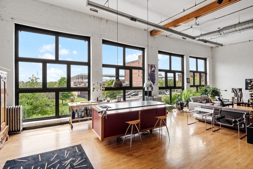 More Photos Of 2007-2009 Locust St, Saint Louis Storefront Retail Residential For Lease