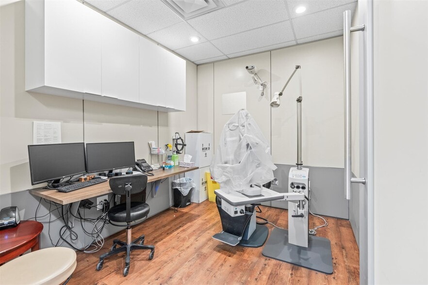 More Photos Of 3100 30 Av, Vernon Office For Sale