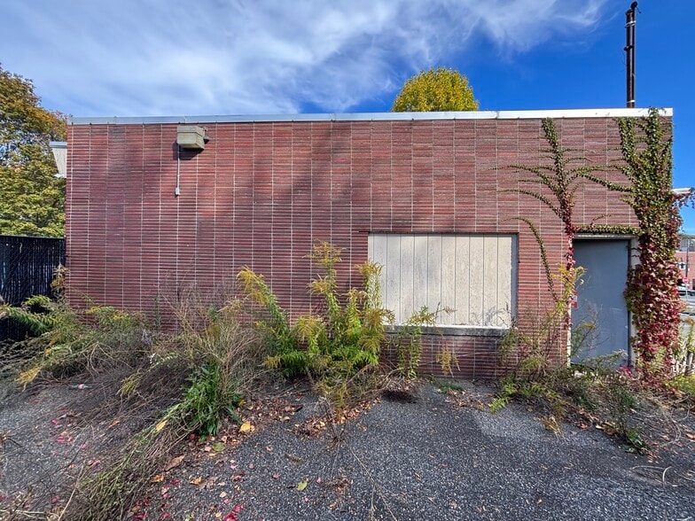 More Photos Of 82 Railroad St, Great Barrington Flex For Sale