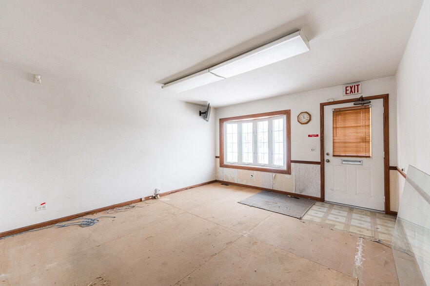 More Photos Of 205 Pinecroft Dr, Roselle Office For Sale