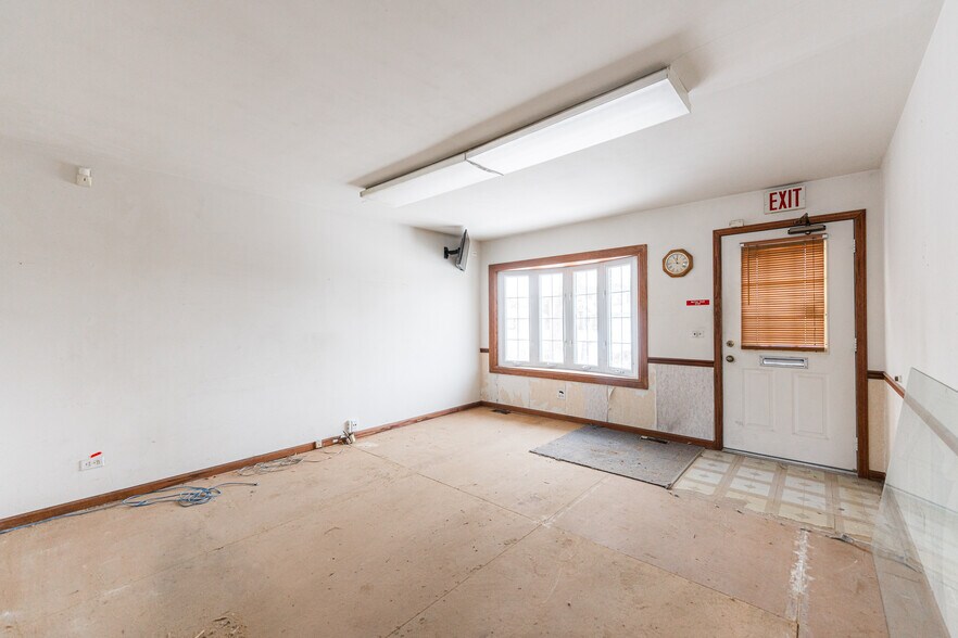 More Photos Of 205 Pinecroft Dr, Roselle Office For Sale