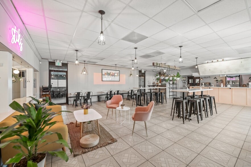 More Photos Of 4413 S Tamiami Trl, Sarasota Restaurant For Sale