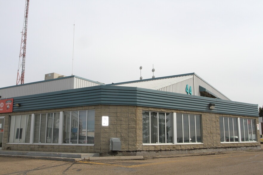 More Photos Of 44 Riel Dr, St. Albert Flex For Lease