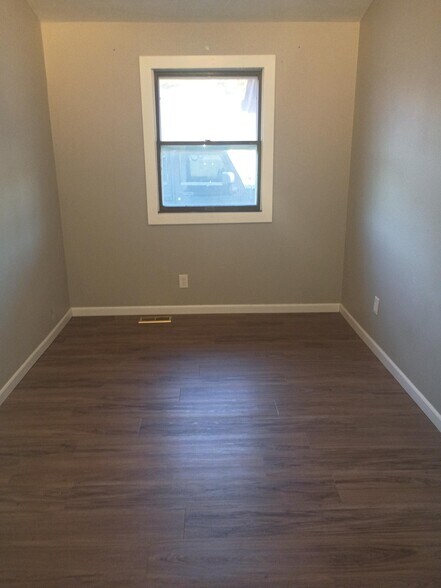 More Photos Of 1008 Troy Ofallon Rd, Troy Office For Lease