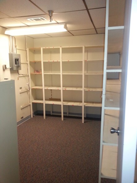 More Photos Of 2833 Lincoln St, Highland Office For Lease