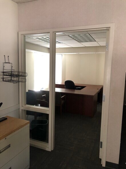 More Photos Of 637 E National Ave, Brazil Bank For Lease