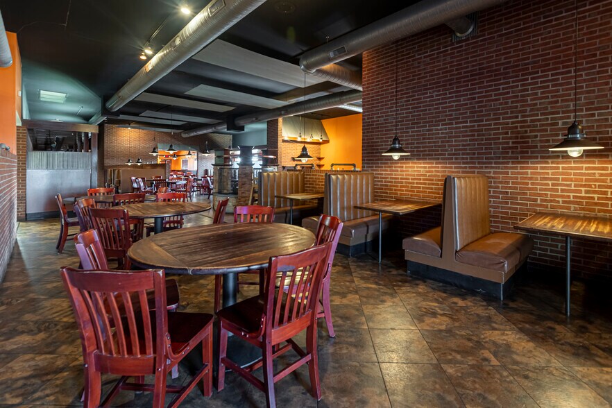 More Photos Of 2700 17th St, Marion General Retail For Sale