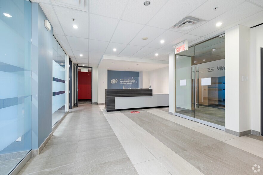 More Photos Of 255 Boul Crémazie E, Montréal Office For Lease