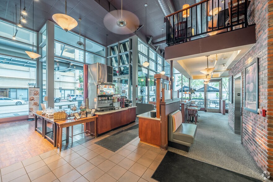 More Photos Of 1000 Main St, Houston Coworking Space