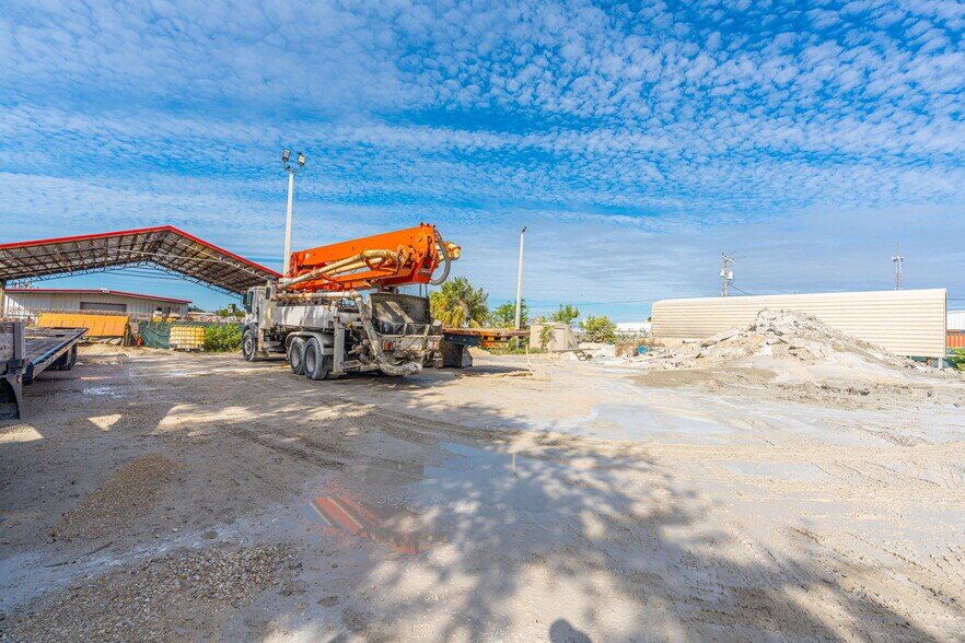 More Photos Of 2700 Evans Ave, Fort Myers Light Manufacturing For Sale