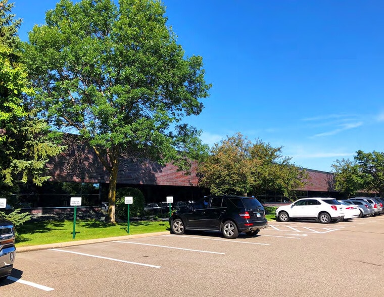 More Photos Of 6655 Wedgwood Rd, Maple Grove Showroom For Lease