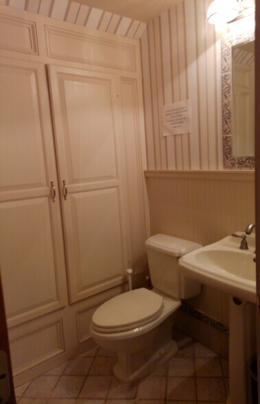 More Photos Of 10 Shoshone Dr, Carmel Office For Lease