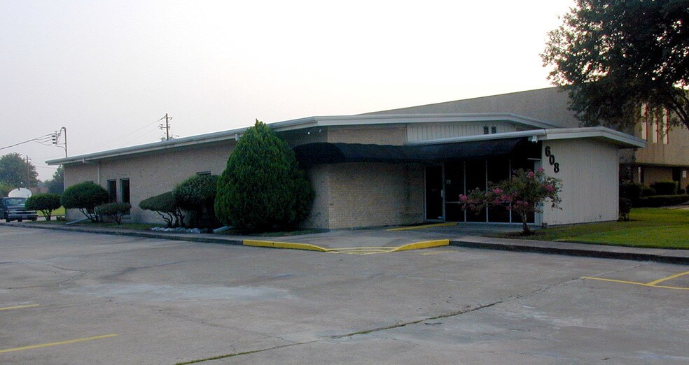 Primary Photo Of 608 Rollingbrook Dr, Baytown Medical For Lease