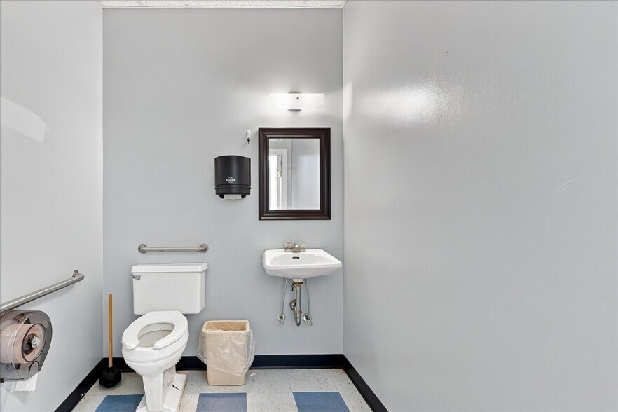 More Photos Of 991 Chicago Ave, Harrisonburg Flex For Sale