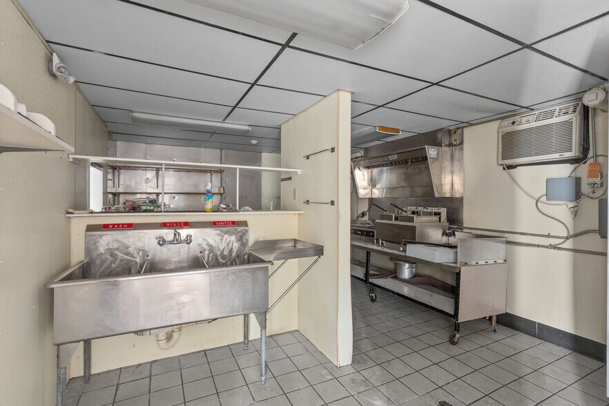 More Photos Of 384 Main st, Timberville Freestanding For Lease