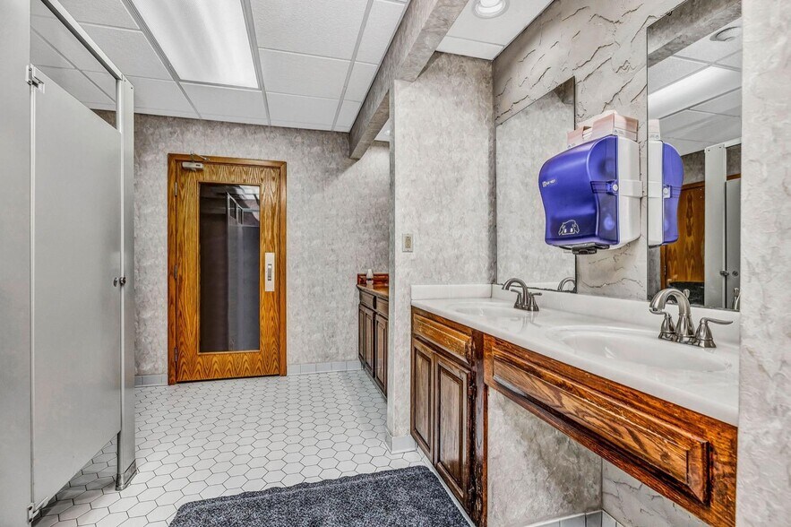 More Photos Of 5629 Bridgetown Rd, Cincinnati Flex For Sale