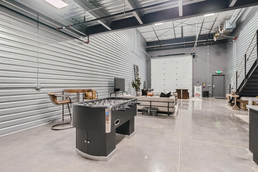 More Photos Of 11 NW Frontage Rd, Fort Collins Showroom For Lease