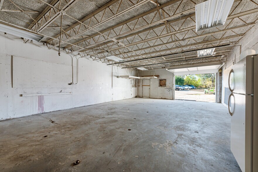 More Photos Of 5213 W Broadway Ave, Minneapolis Auto Dealership For Lease
