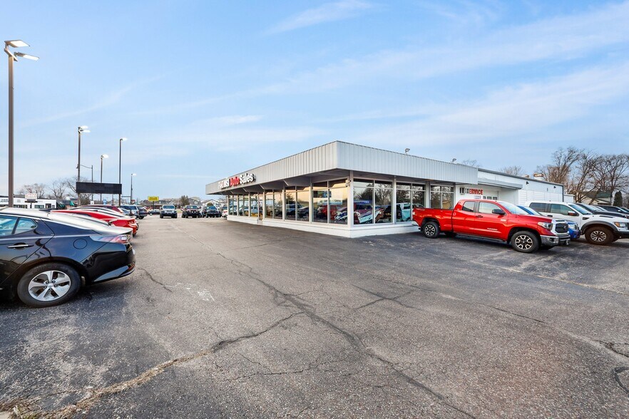 More Photos Of 515 E Wisconsin St, Portage Auto Dealership For Sale