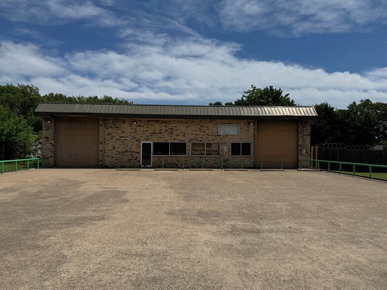 Primary Photo Of 3430 N Interstate 35 E, Lancaster General Retail For Lease