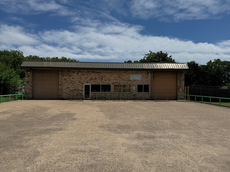 Primary Photo Of 3430 N Interstate 35 E, Lancaster General Retail For Lease