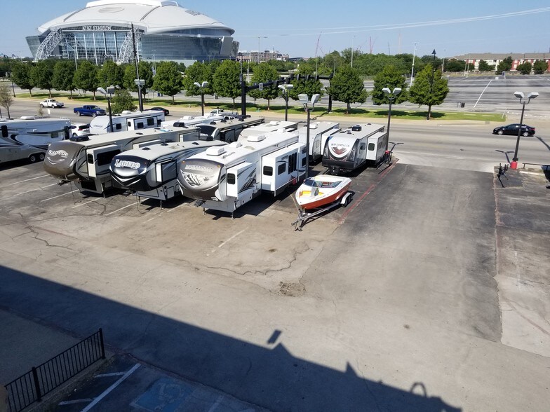 More Photos Of 612 N Collins St, Arlington Auto Dealership For Lease