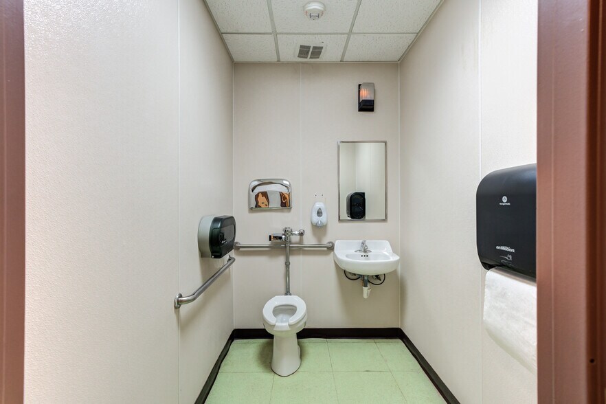 More Photos Of 3802-3806 Interstate 27, Lubbock Office For Sale