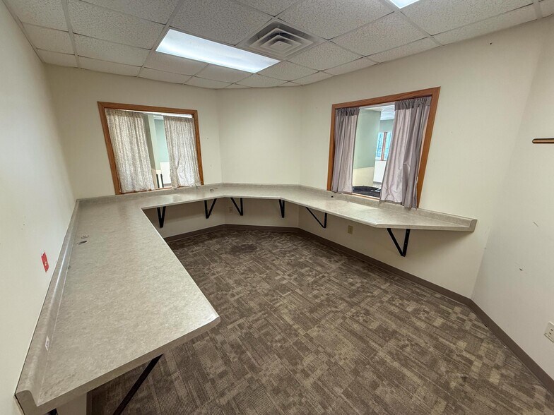 More Photos Of 3139 41st St NW, Rochester Office For Sale