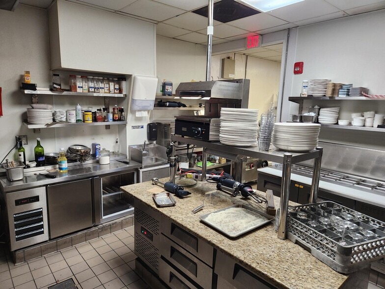More Photos Of 2065-2127 Tamiami Trl S, Venice Freestanding For Lease