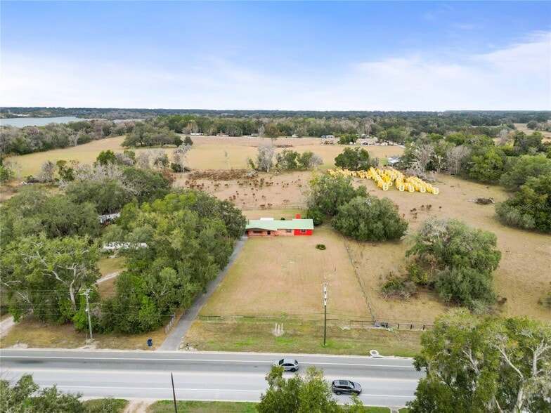 More Photos Of 274 W Kings Hwy, Center Hill Flex For Sale
