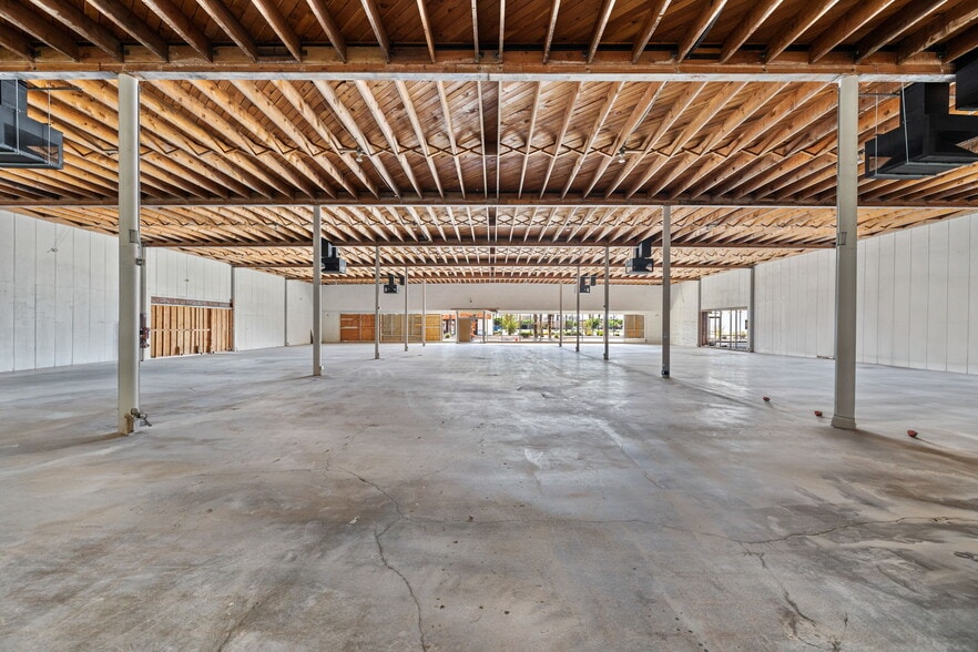 More Photos Of 45151 Oasis St, Indio Freestanding For Lease