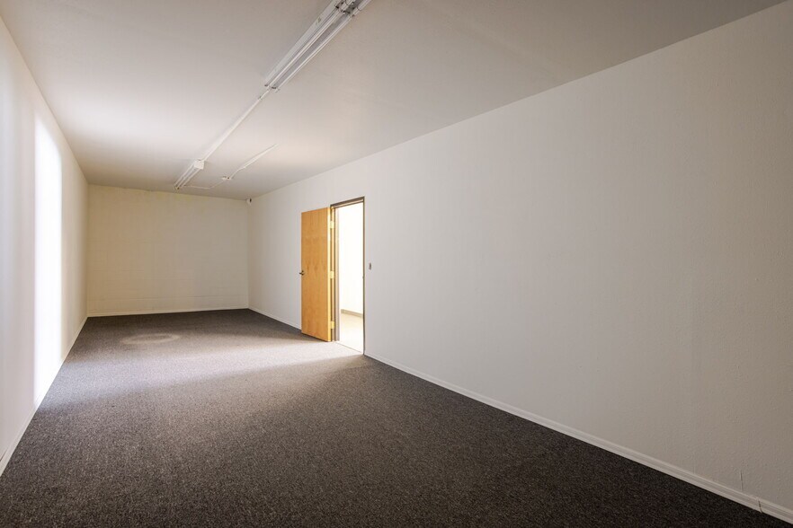 More Photos Of 999 NE 2nd St, Bend Freestanding For Lease