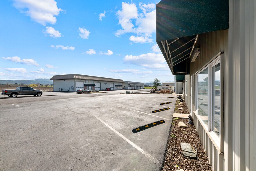 More Photos Of 6062-6068 Crater Lake Ave, Central Point Warehouse For Sale