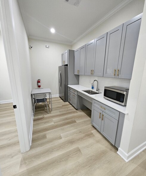 More Photos Of 1325 Main St, Katy Office For Sale