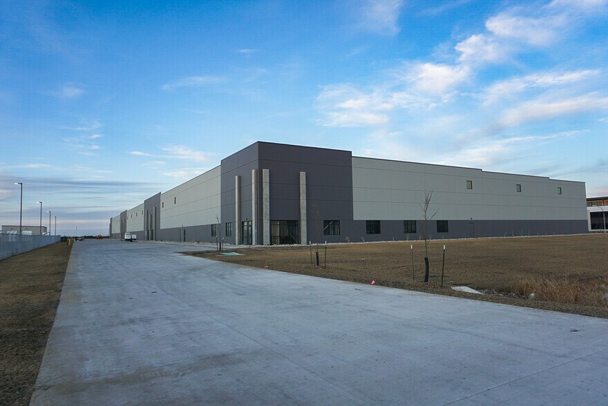 More Photos Of 2466 42nd St N, Fargo Distribution For Lease