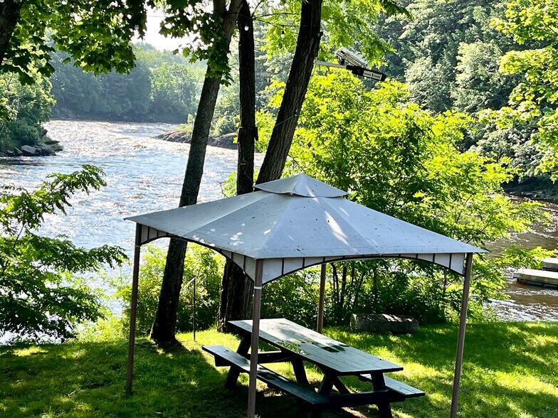 More Photos Of 8 South St, Ellsworth General Retail For Sale