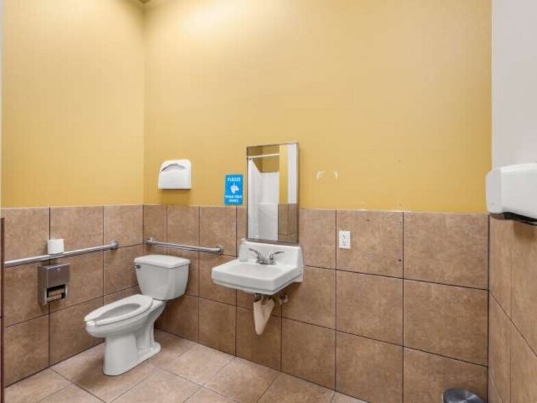 More Photos Of 304-350 NE Agness Ave, Grants Pass Unknown For Lease
