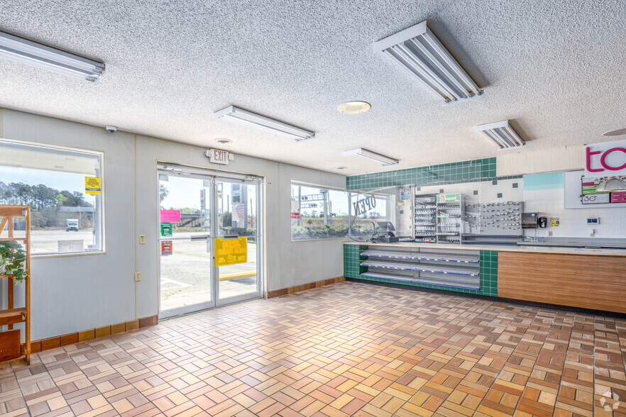 More Photos Of 5 Lane St, Yemassee Storefront For Sale