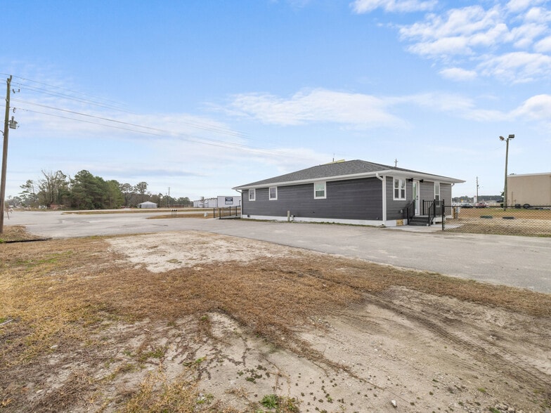 More Photos Of 3261 New Bern Hwy, Jacksonville Light Distribution For Lease