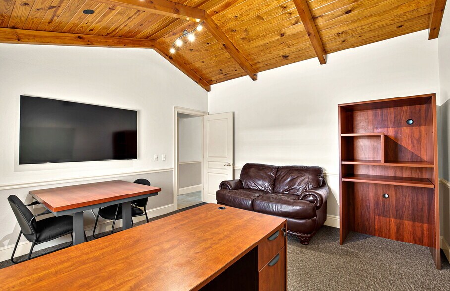 More Photos Of 525 8th St W, Bradenton Office For Sale