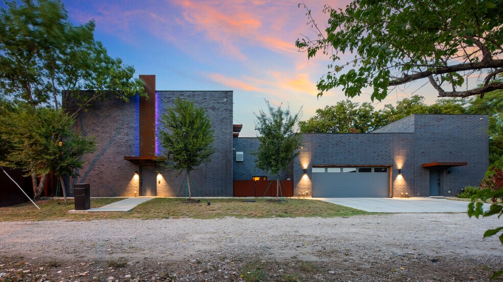 More Photos Of 4798 Iberia Ave, Dallas Office For Sale