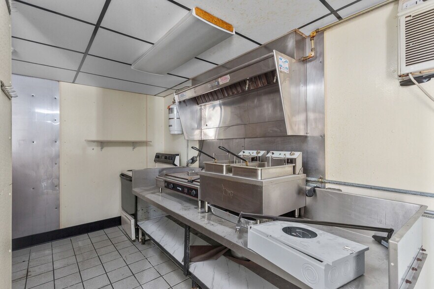 More Photos Of 384 Main st, Timberville Freestanding For Lease