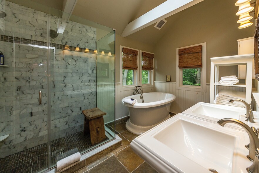 More Photos Of 31 N Main St, East Hampton Hospitality For Sale