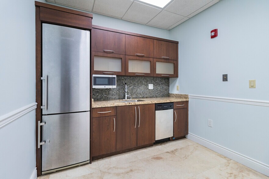 More Photos Of 6141 Sunset Dr, South Miami Medical For Lease