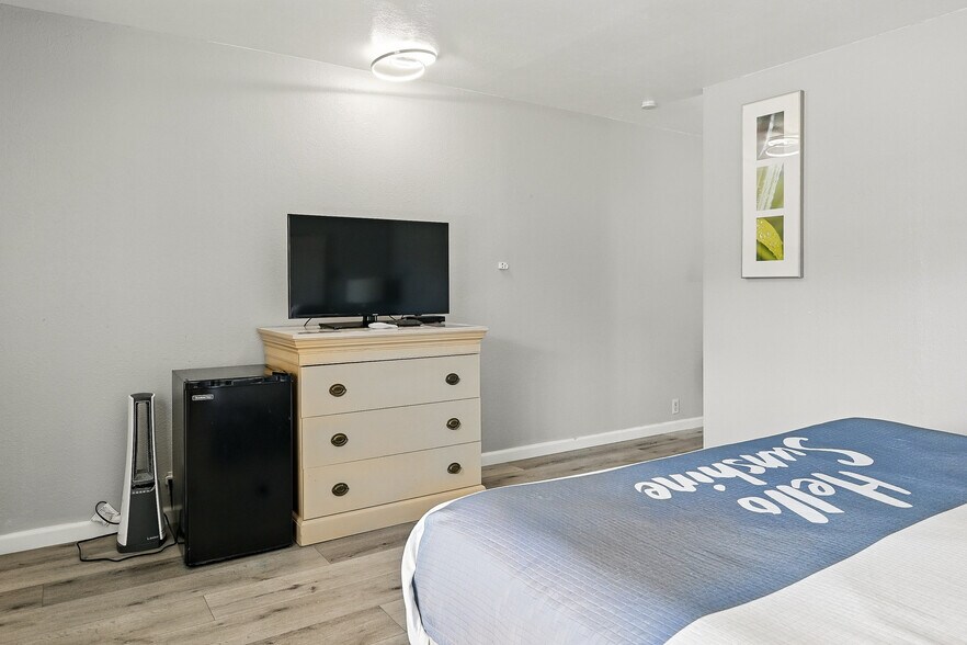 More Photos Of 91 E Main St, Bicknell Hotel For Sale