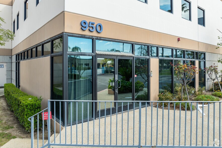 More Photos Of 950 S Hatcher Ave, City of Industry Distribution For Lease