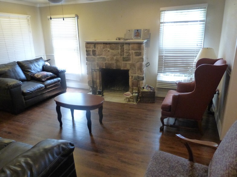 More Photos Of 2513 E Union Bower Rd, Irving Warehouse For Lease